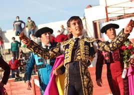 Ismael Martín en una vuelta al ruedo con los trofeos de su novillo.