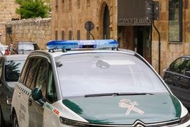 Una patrulla de la Guardia Civil en la puerta de los Juzgados de Colón.