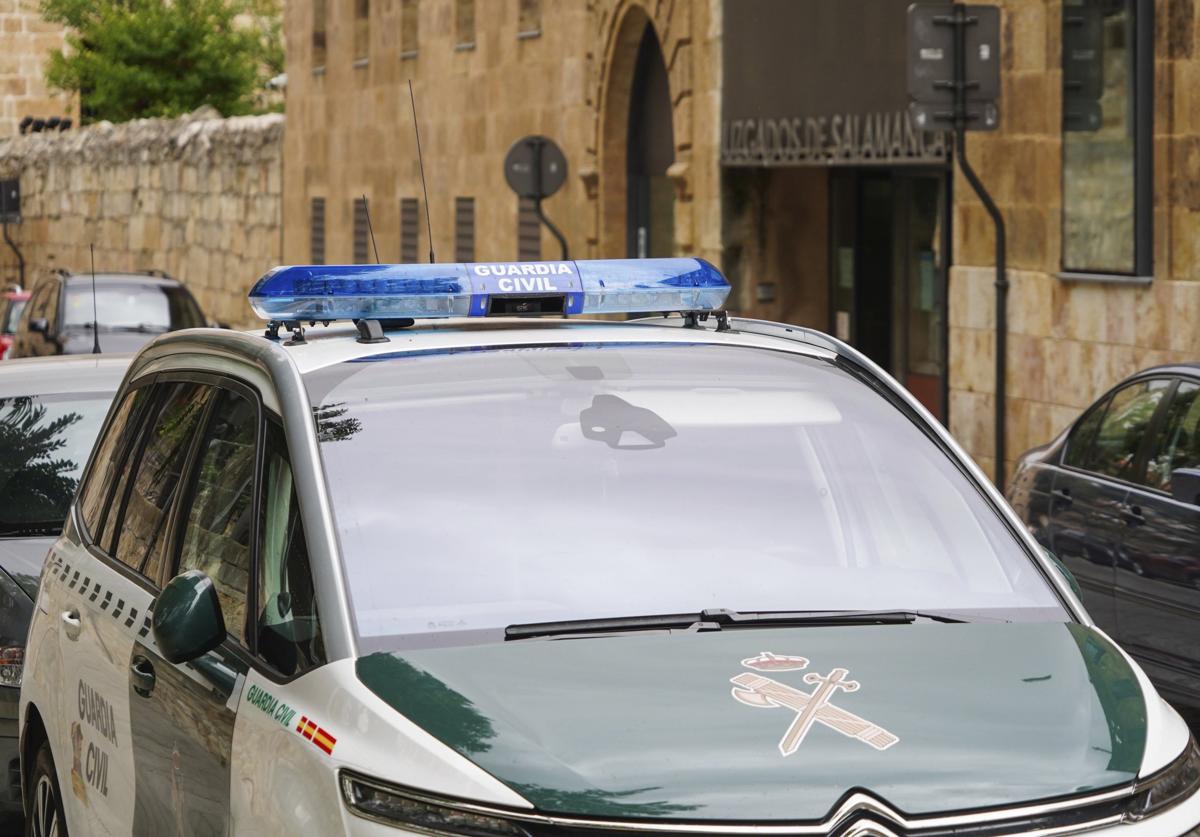 Una patrulla de la Guardia Civil en la puerta de los Juzgados de Colón.