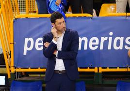 Pepe Vázquez, pensativo durante el encuentro frente al Valencia Basket.