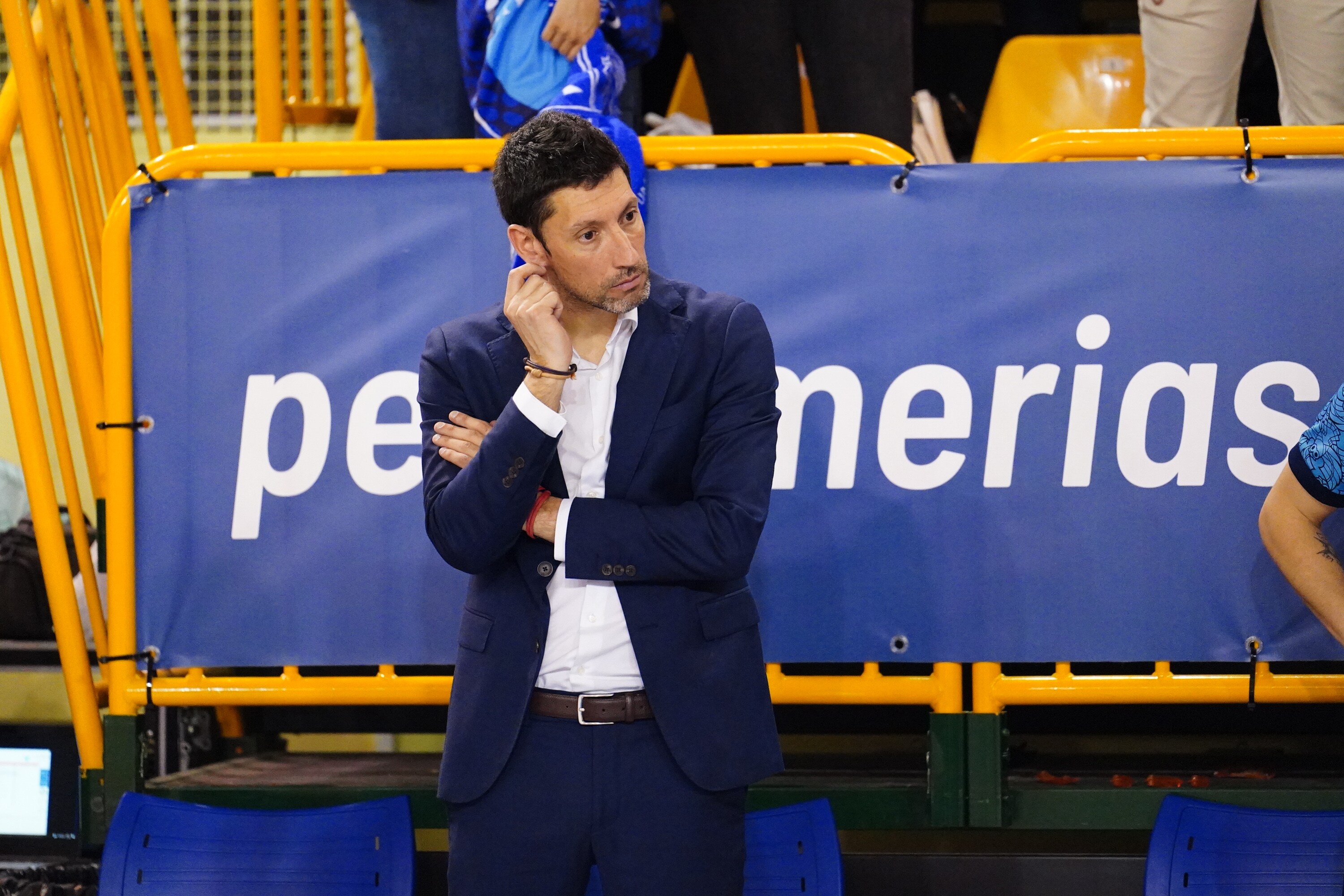 Pepe Vázquez, pensativo durante el encuentro frente al Valencia Basket.