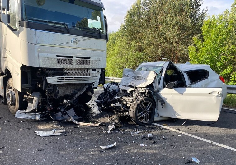 Un violento accidente entre un camión y un turismo deja un muerto en Nava de Francia