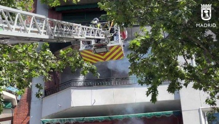Muere un hombre de 40 años y otro de 53 está herido en el incendio de una vivienda en Madrid