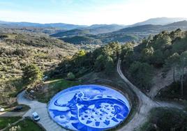 El mural «El Tritón Miguelón», ubicado en el estanque de La Palla, en Garcibuey.