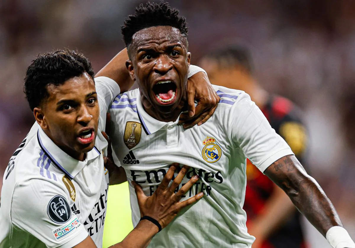 Vinicius celebra el gol que adelantó al Real Madrid contra el City.