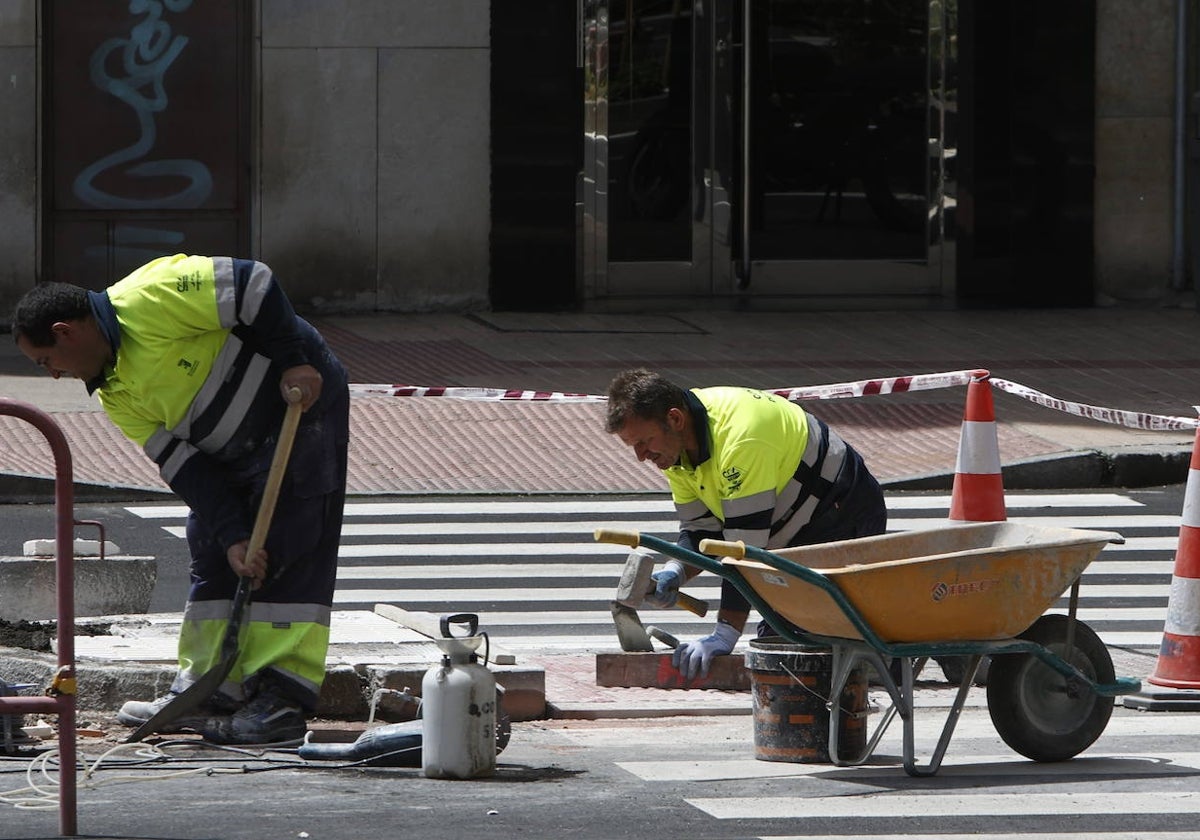 Dos operarios trabajan en una obra en la ciudad de Salamanca