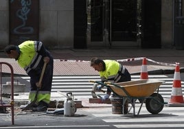 Dos operarios trabajan en una obra en la ciudad de Salamanca