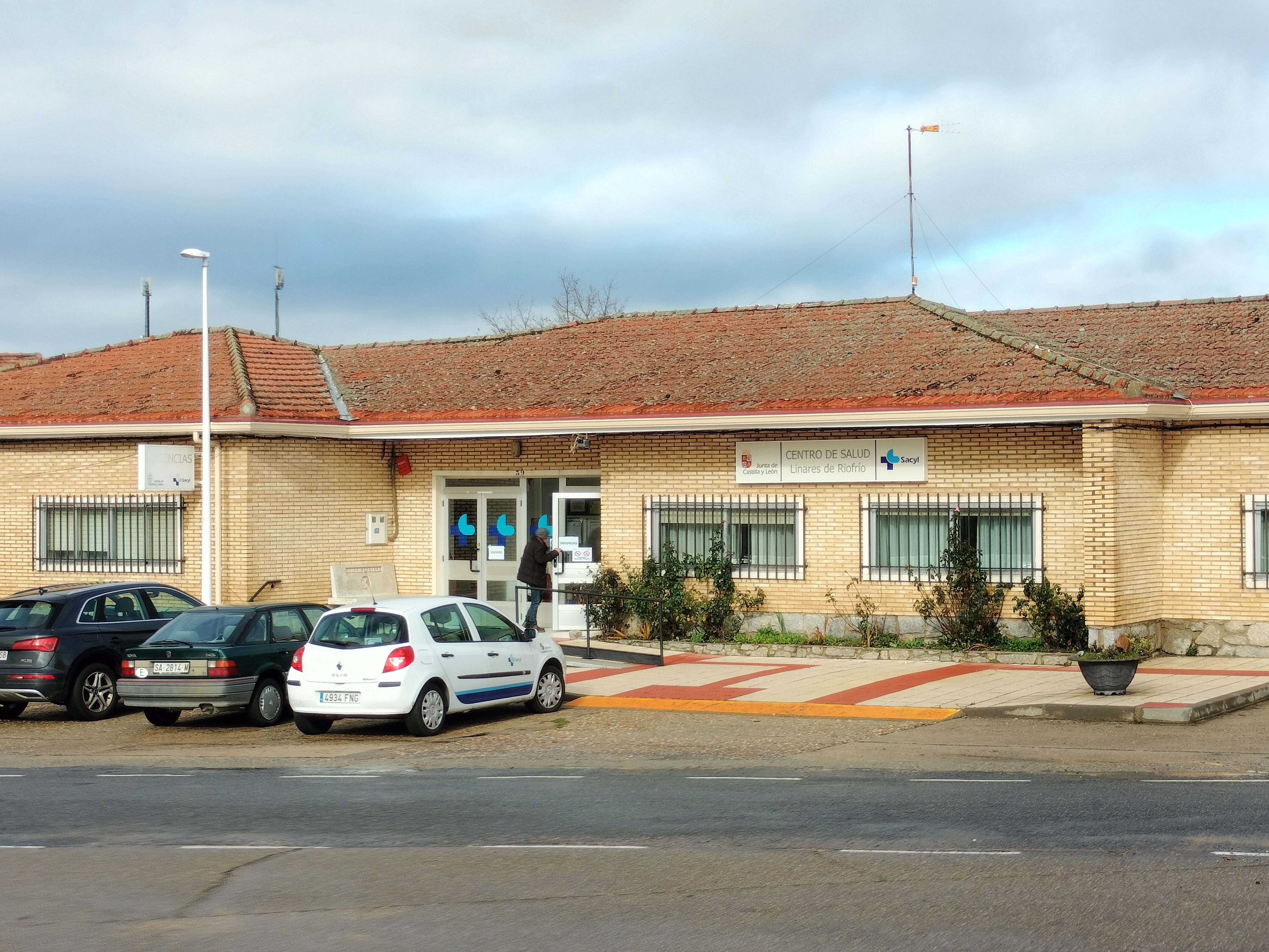 Acceso al centro de salud de Linares de Riofrío, uno de los afectados de forma periódica por la atención pediátrica.