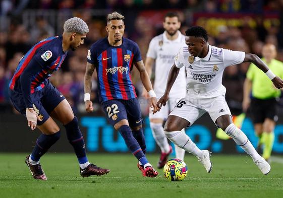 Vinicius encara a Araújo en un Clásico.