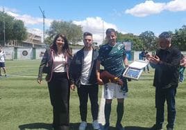 Carlos Rubén recibe el homenaje de sus compañeros tras el partido