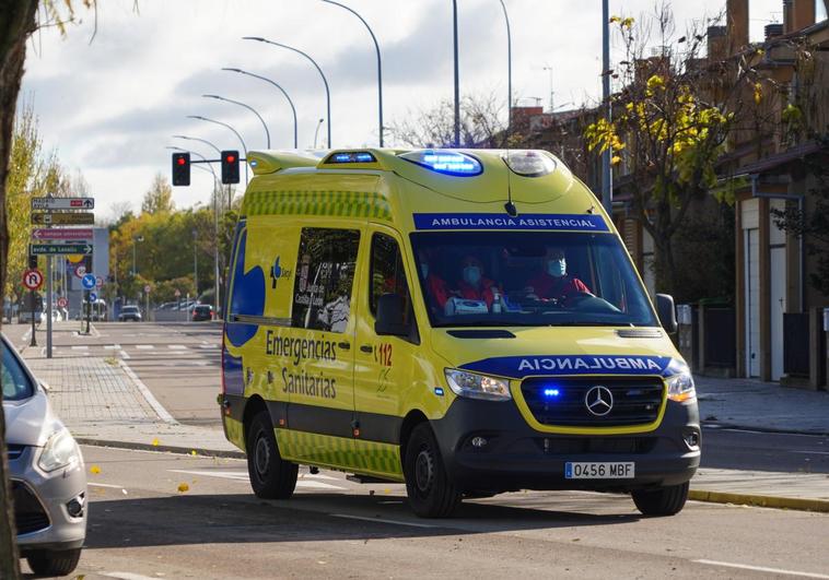 Una ambulancia de Sacyl trasladándose por la ciudad.