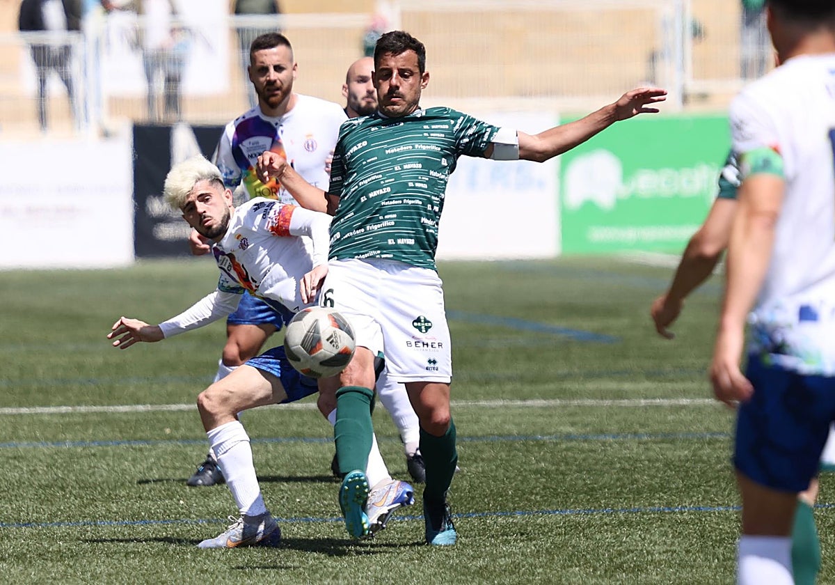 Piojo disputa un balón en el partido contra el Avilés.