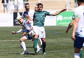 Piojo disputa un balón en el partido contra el Avilés.