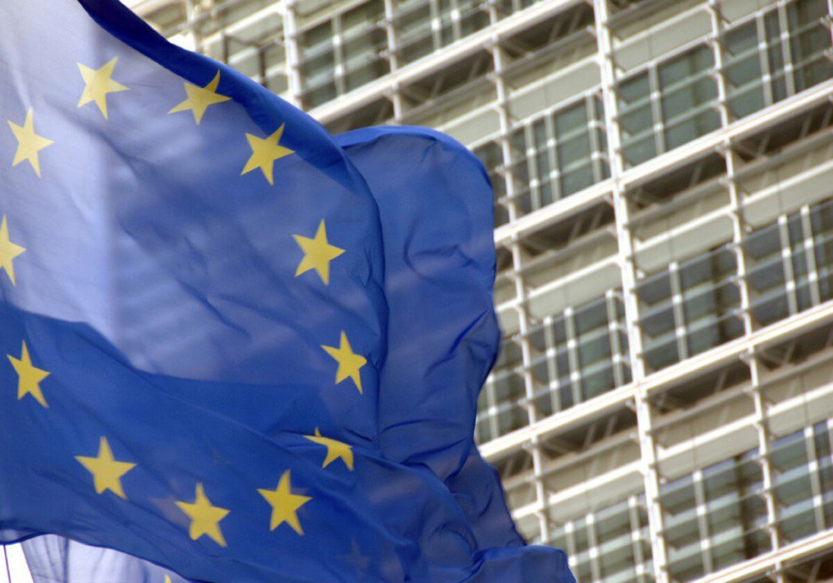 Bandera de la UE frente a la sede de la Comisión Europea