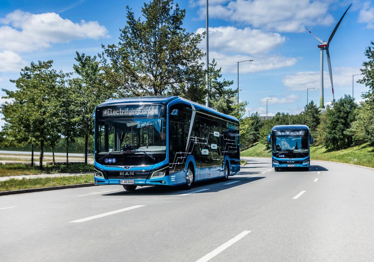 Autobuses de la marca MAN propulsados por diésel o gas natural, híbridos, o, como en esta foto, electricidad.