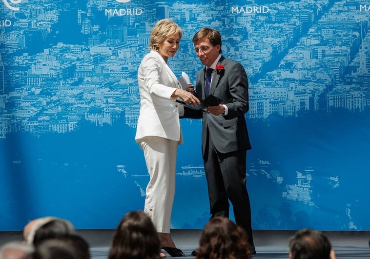 Ana Rosa Quintana recibe la medalla de manos del alcalde José Luis Martínez Almeida