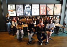 Las alumnas de Bellas Artes junto a algunos de sus carteles en Van Dyck.