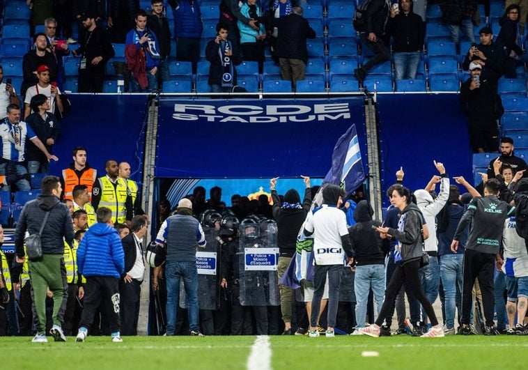 La peligrosa invasión de los aficionados del Espanyol que obliga a huir corriendo a la plantilla del Barça