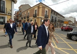 El presidente de la Junta, Fernández Mañueco, junto a la candidata del PP a la alcaldía de Peñaranda, Eva López.