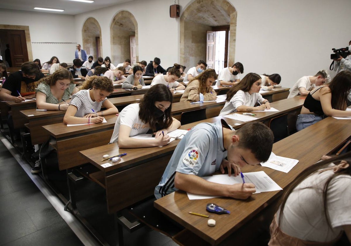 Estudiantes durante un examen de la EBAU en la Facultad de Filología de Salamanca.