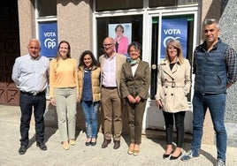 Javier Iglesias y Luisa de Paz, en el centro, con candidatos y cargos electos del PP ayer en Vitigudino.