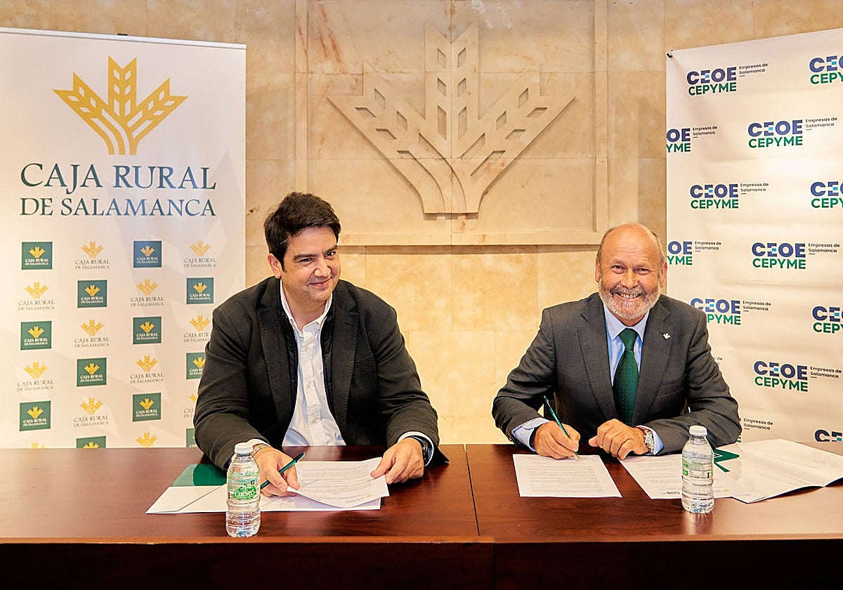 Diego García y Ernesto Moronta, durante la firma del acuerdo