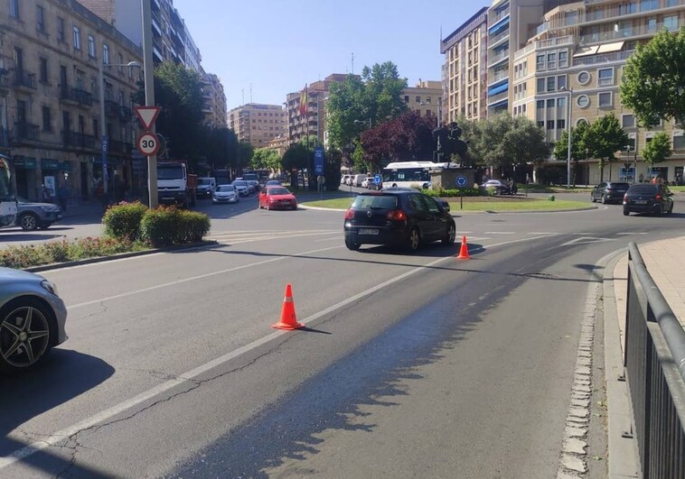Un gran reguero de aceite provoca un accidente de moto en la Plaza de España