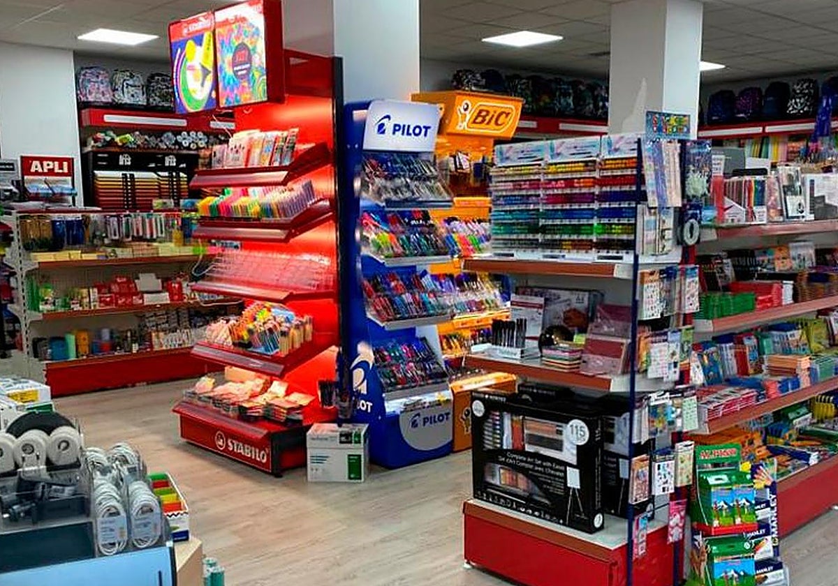 Gran acogida de los vecinos de Villamayor a la nueva tienda de Papelería Machado