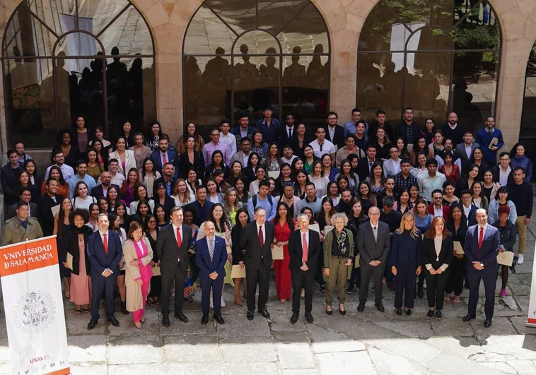 El rector y el presidente de Santander Universidades con sus equipos y los cerca de 170 estudiantes reconocidos.