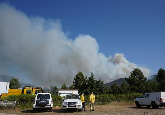 Los equipos de extinción de incendios en la zona de Las Urdes.