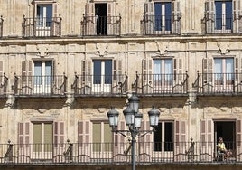 Balcones y contraventanas de varios colores en la Plaza Mayor de Salamanca.