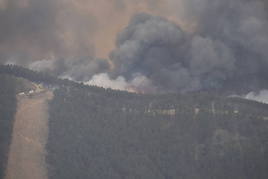 Crean un cortafuegos contra reloj para evitar que el fuego pase a Salamanca