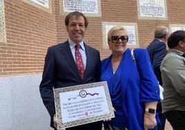 Justo Hernández y su madre con la réplica del azulejo.
