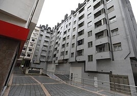 Edificio del que se precipitaron dos hermanas mellizas el viernes