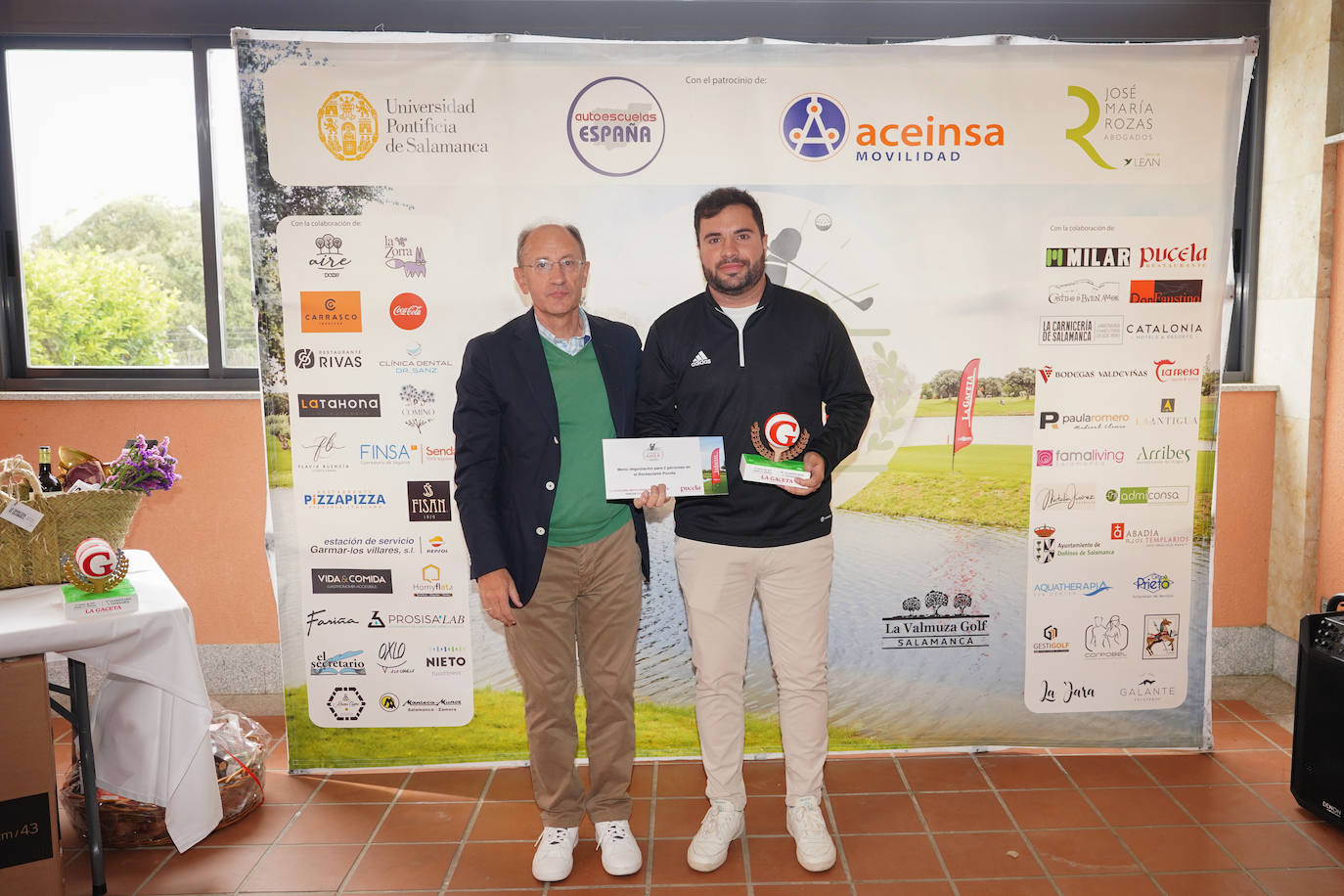 Javier Hernández Martín fue el tercer clasificado en primera categoría de la VI edición del torneo de golf de LA GACETA, y se llevó un trofeo y un menú degustación para dos personas en Restaurante Pucela. El encargado de hacer la entrega fue José María Rozas, gerente de Rozas Abogados.