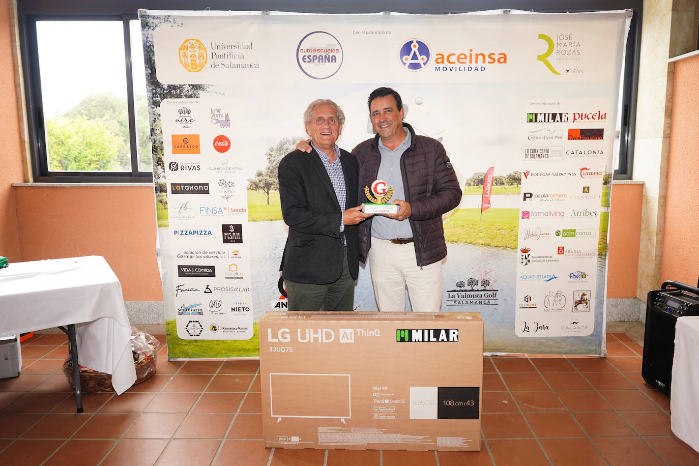 David Domínguez Perrino se impuso en la primera categoría de la VI edición del torneo de Golf de LA GACETA y se llevó un trofeo y una televisión LG de 43» cortesía de Milar. Entregó el trofeo y el premio Jaime González Lucas, director General de LA GACETA.