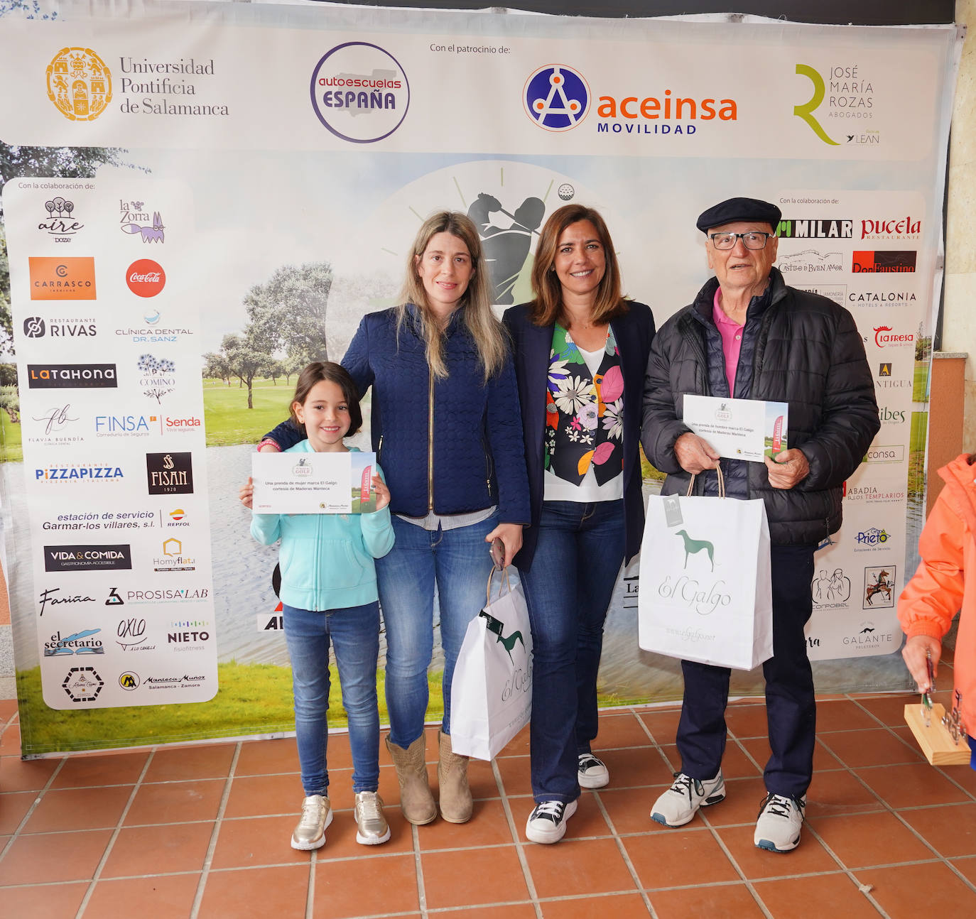 Esther María Fonseca García y Manuel Díaz Mayo recibieron sendas prenda de mujer y hombre marca El Galgo, cortesía de Maderas Manteca. Hizo la entrega Susana Sánchez, de LAGACETA.