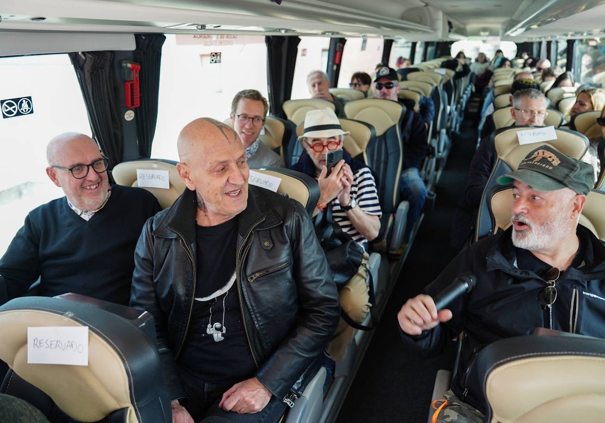 Fernando Castro, Coto Matamoros y Domingo Sánchez saliendo del DA2 en el autobús que les llevaría hasta Morille.