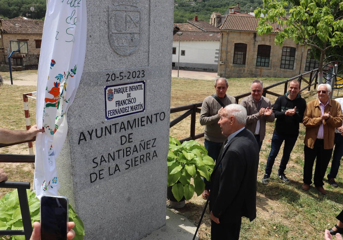 Francisco Fernández Martín, frente al monolito en su nombre en Santibáñez de la Sierra.