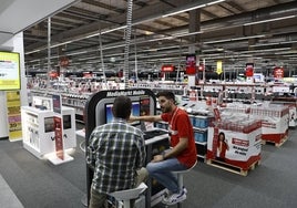 Un empleado de Media Markt ofrece atención personalizada a un cliente.