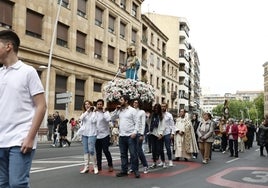 Alumnos del colegio llevan a la Virgen por el paseo de Canalejas