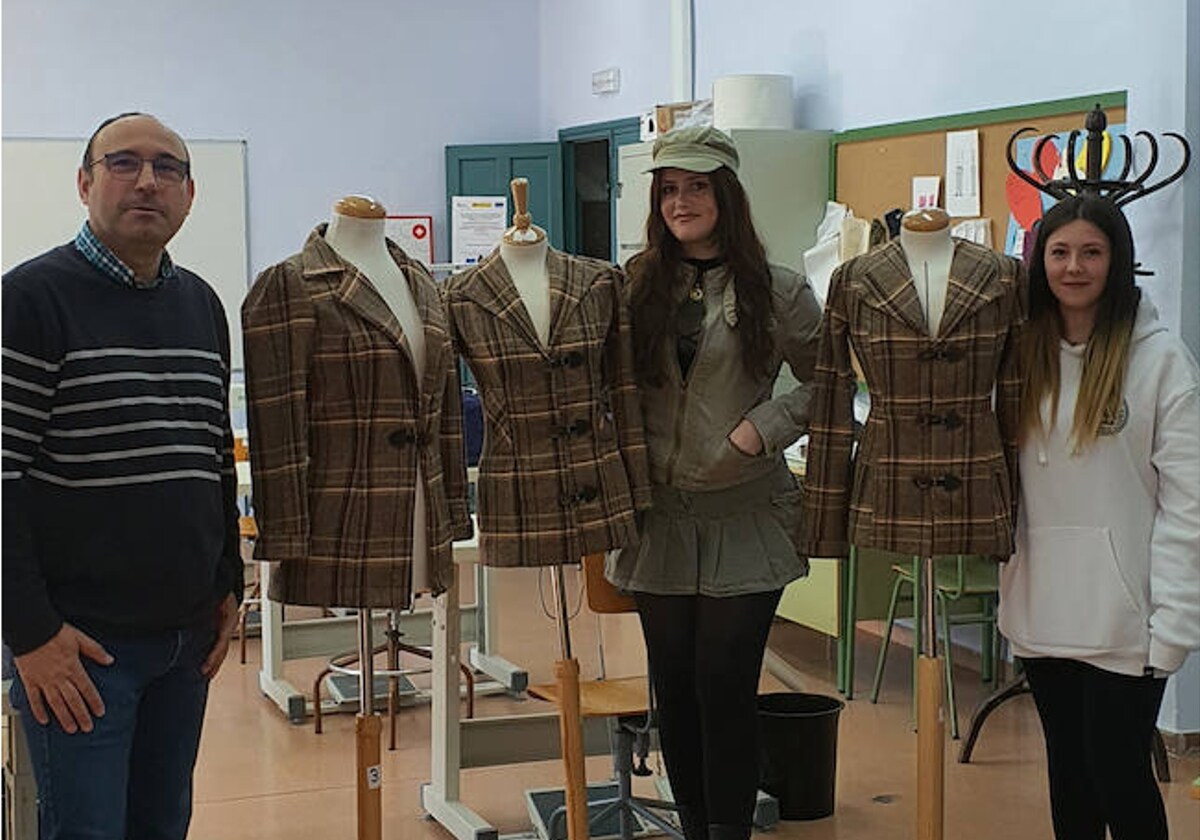 Victoriano Pérez muestra las dos chaquetas elaboradas por Sofía Ham y Judith García