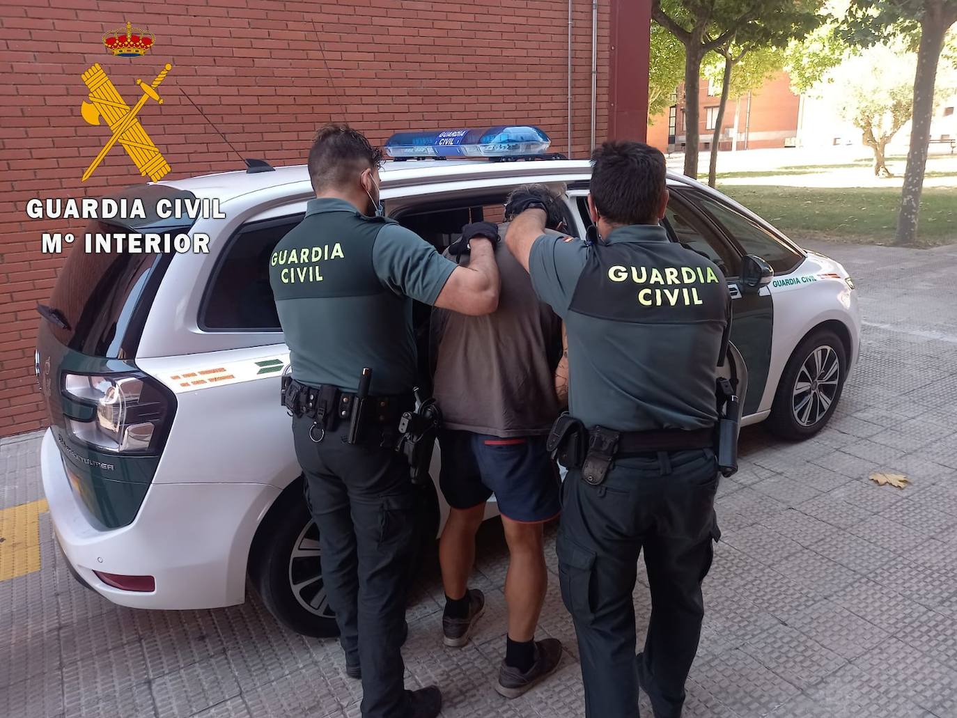 Imagen facilitada del operativo que culminó con dos arrestos, el de R.F.B. entre ellos.