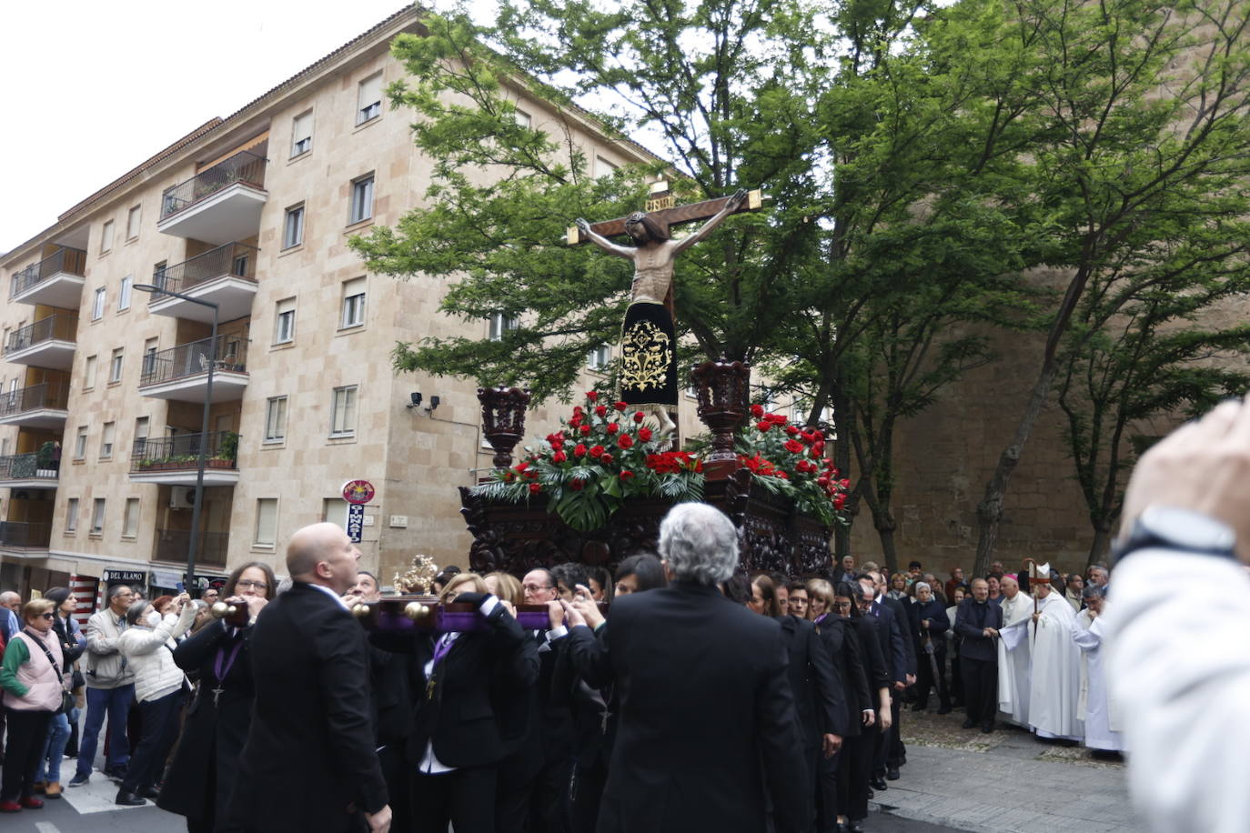 Las calles salmantinas vuelven a mostrar su devoción por el Cristo de los Milagros