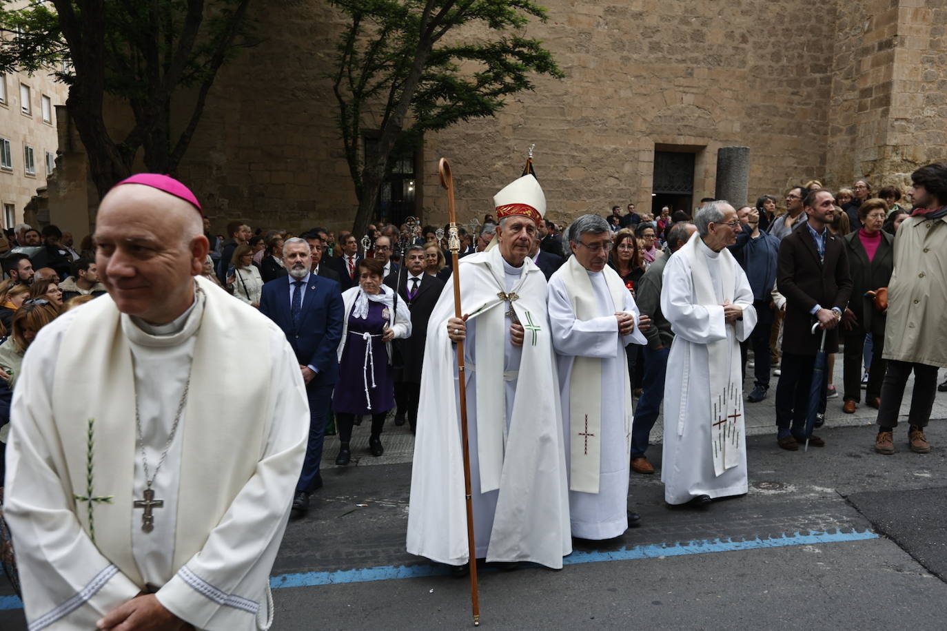 Las calles salmantinas vuelven a mostrar su devoción por el Cristo de los Milagros