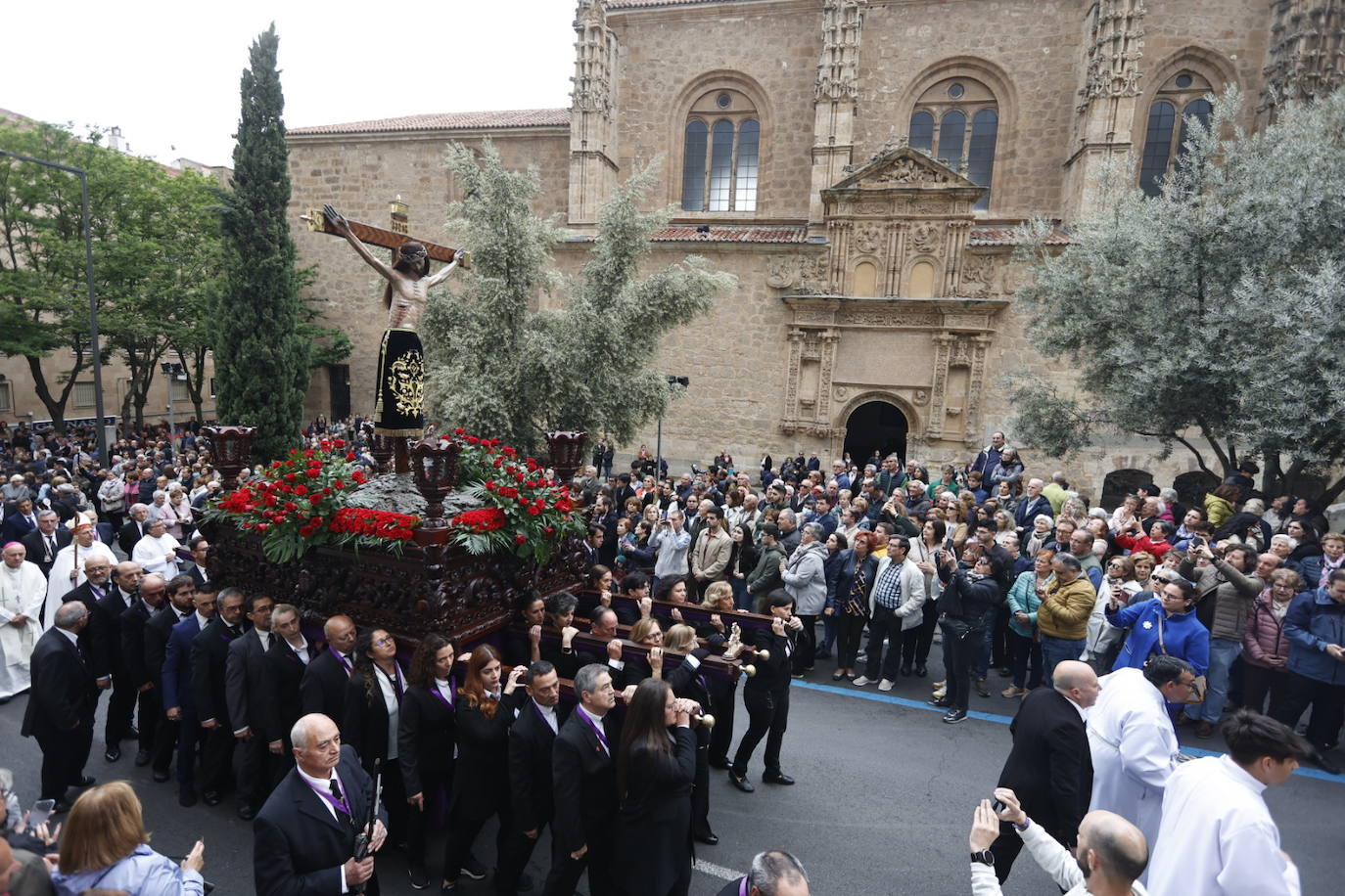 Las calles salmantinas vuelven a mostrar su devoción por el Cristo de los Milagros