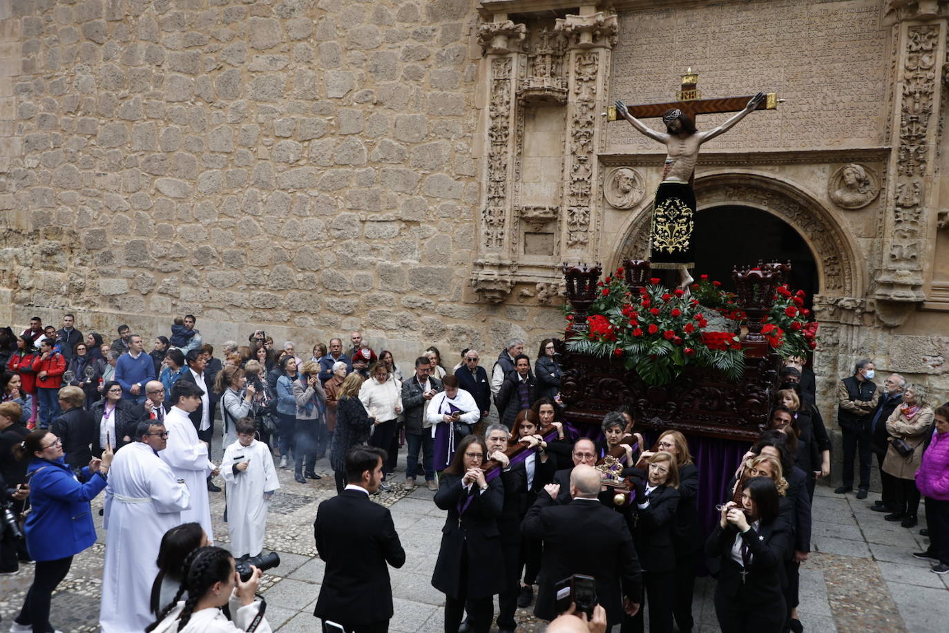 Las calles salmantinas vuelven a mostrar su devoción por el Cristo de los Milagros