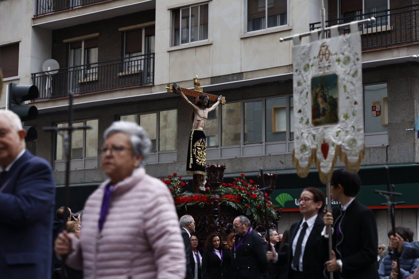 Las calles salmantinas vuelven a mostrar su devoción por el Cristo de los Milagros