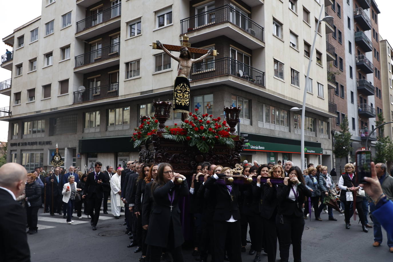 Las calles salmantinas vuelven a mostrar su devoción por el Cristo de los Milagros