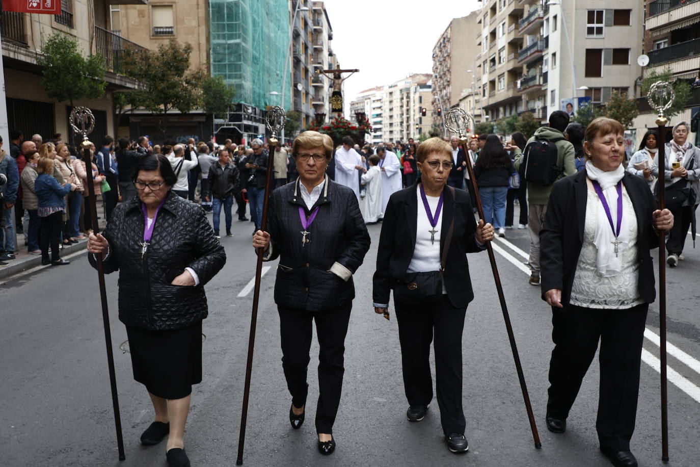 Las calles salmantinas vuelven a mostrar su devoción por el Cristo de los Milagros
